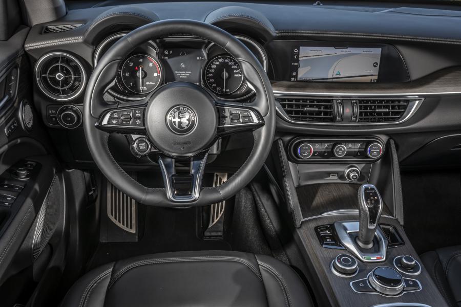 Торпедо Alfa Romeo Stelvio Ti (949) 2019 года  (фото 21 из 28)